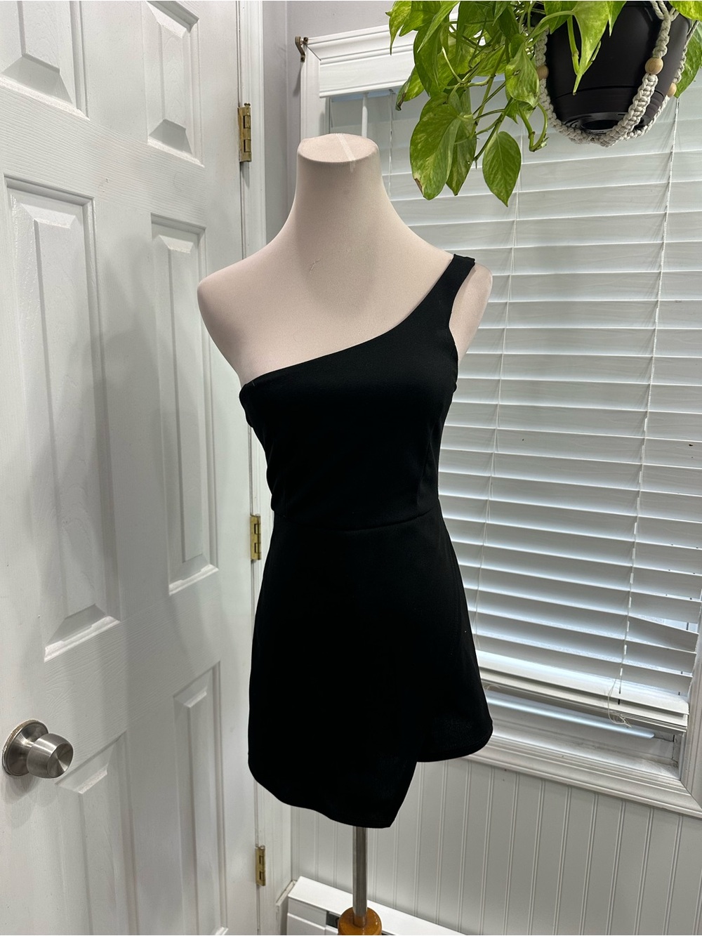 Elegant Black One-Shoulder Mini Dress